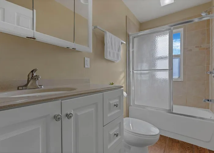 Your Retreat Awaits 5 Bedroom 2 Bath