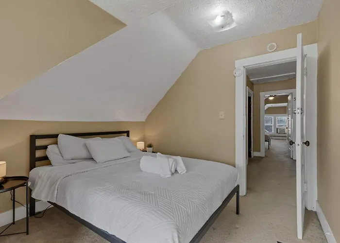 Your Retreat Awaits 5 Bedroom 2 Bath Holiday home *