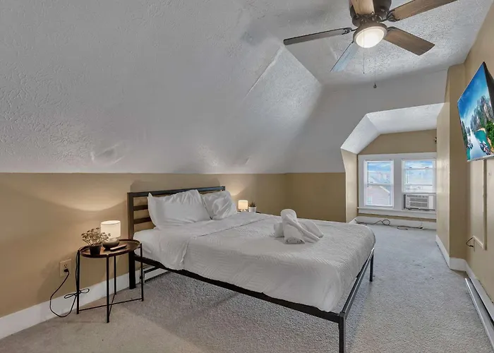 Your Retreat Awaits 5 Bedroom 2 Bath